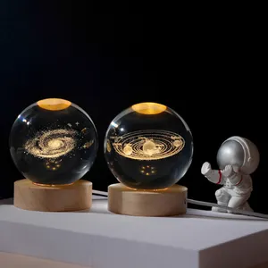 Lampu ilusi 3D bola kristal galaksi, lampu dasar kayu led, lampu malam dasar untuk hadiah ulang tahun