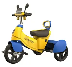 儿童婴儿三轮车，配有可爱的彩色套装和柔软的座椅、篮子和手柄上的玩具