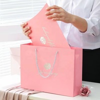 Sacs en papier de luxe recyclés pliables et boîtes rigides avec laminage mat et gaufrage pour l'emballage de vêtements, bijoux, chaussettes, articles pour enfants et bébés