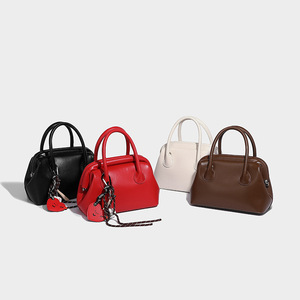 Bolso Bandolera de Moda Otoño-Invierno, Diseño Novedoso con Cierre Diagonal, Estilo Deportivo con Corazón, Personalizado, PU Tanjing - Product Image 3