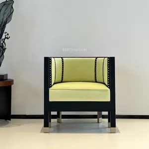 Recién llegado, diseño de arte, decoración de mediados de siglo, sillón de madera moderno, tapicería de tela, muebles de diseñador para Villa