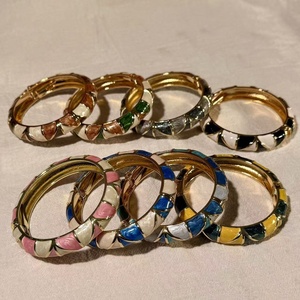 Venta al por mayor de fábrica: Brazaletes de aleación esmaltada estilo bohemio de moda para mujer, adornos de mano de alta calidad con líneas modernas y efecto de goteo de aceite. - Product Image 3