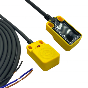 เซ็นเซอร์ตรวจจับระยะใกล้แบบเหนี่ยวนำคุณภาพสูง รูปทรงสี่เหลี่ยม ใช้ไฟ DC 12~24V แบบสามสาย ระยะตรวจจับ 5 มม. พร้อมการป้องกันระดับ IP 67 - Product Image 1