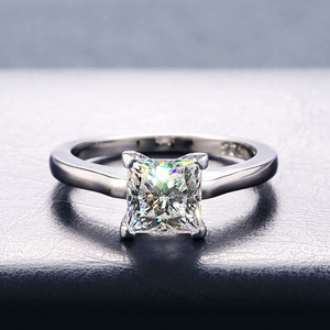 Anello da Donna Semplice con Zirconia Cubica, Gioiello Versatile alla Moda - Product Image 1