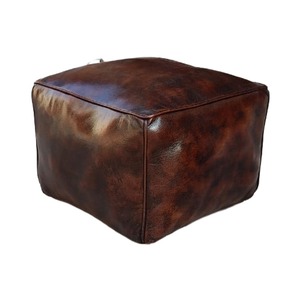 Taburete Otomano de Cuero de Diseño con Cojín Tapizado, Base de Madera Sólida, Reposapiés Moderno para Sala de Estar o Dormitorio - Product Image 1