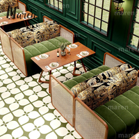 Thailändisches Restaurant-Möbelset im Modernen Stil: Holztische und -stühle für Kaffeehäuser, Teelokale und Cafeterias, Rattan-Sitzgarnitur mit Sofa