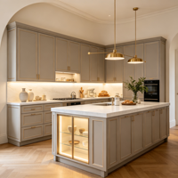 Meubles de cuisine modernes de luxe sur mesure, écoresponsables, avec îlot en MDF blanc, comptoir en verre, éclairage LED et poignées dorées