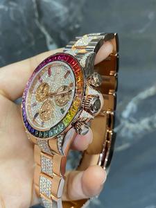 Montre en quartz de luxe avec des pierres de moissanite glacées magnifiques, conçue pour la beauté et la précision - Product Image 2