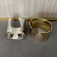 Bracelet minimaliste de niche, version large incurvée, surface lisse, avec ouverture, accessoire polyvalent de luxe léger