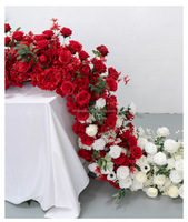 Nouvelle conception de centre de table de mariage, chemin de table en fleurs artificielles rouges et blanches pour la décoration de mariage, arrangement floral pour arche