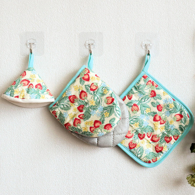 พื้นหลังสีเขียวมีดอกไม้เล็กๆ