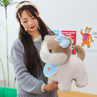Jouets en peluche mignons en forme de chien avec des bavoirs de fraise Jouets en peluche