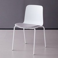 Chaise de salle à manger ergonomique en plastique PP courbé, empilable, gain de place, livraison rapide, idéale pour les hôpitaux et les cafés