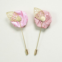 Broche personnalisée faite à la main en forme de rose avec ruban, épingle de revers avec feuille métallique et fleur en tissu satiné pour costume, robe, mariage, cadeau, décoration