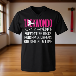 T-Shirt Taekwondo Mom noir à col en v et manches courtes, taille petite, soutient les rêves de coups de pied et de poing, une ceinture à la fois - Product Image 3