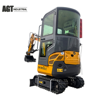 Mini-excavatrice compacte sur chenilles, climatisation, moteur essence Rato 420, cabine fermée, bras pivotant latéralement, pince hydraulique