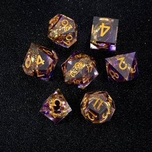 Ensemble de dés polyédriques en résine inspiré du <span class=keywords><strong>Seigneur</strong></span> <span class=keywords><strong>des</strong></span> <span class=keywords><strong>Anneaux</strong></span> avec <span class=keywords><strong>des</strong></span> inclusions d'<span class=keywords><strong>anneaux</strong></span> dorés pour les jeux de rôle sur table DND, cadeau pour les joueurs - Product Image 4