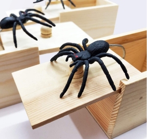 Caja de broma de <span class=keywords><strong>araña</strong></span> de goma, <span class=keywords><strong>Araña</strong></span> de madera artesanal, dinero sorpresa en una caja, bromas, juguetes para adultos y niños - Product Image 2