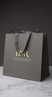 Sac en papier noir mat avec logo en feuille personnalisée laminée de luxe Sac en papier moderne en or rose de qualité supérieure avec poignée 380 400 g/m²