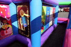 Labyrinthe gonflable extérieur en PVC pour adultes et enfants Fun House at Village Fall Events comprend un ventilateur-pour les locations - Product Image 6