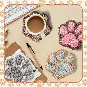 Lot de 6 sous-verres à griffes de chien pour débutants, adultes et enfants, faits main en coton et polyester, faciles à réaliser avec la technique Punch Needle - Product Image 4