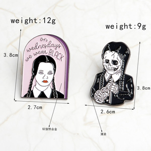 Broche populaire La Famille Addams, épinglette en émail 'Je souris', en alliage de zinc, épingles de revers rigides, figurine, accessoires de bijoux pour fille, style punk amusant - Product Image 6