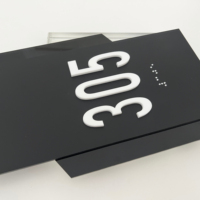 Fabricants BOYANG vente en gros numéro de porte en acrylique noir signe ADA Braille avec numéro de porte léger adapté aux appartements