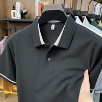 T-shirt à manches courtes pour homme, col uni en heather, bordure contrastante bicolore sur le col et les poignets, fermeture boutonnée, coupe ajustée légère