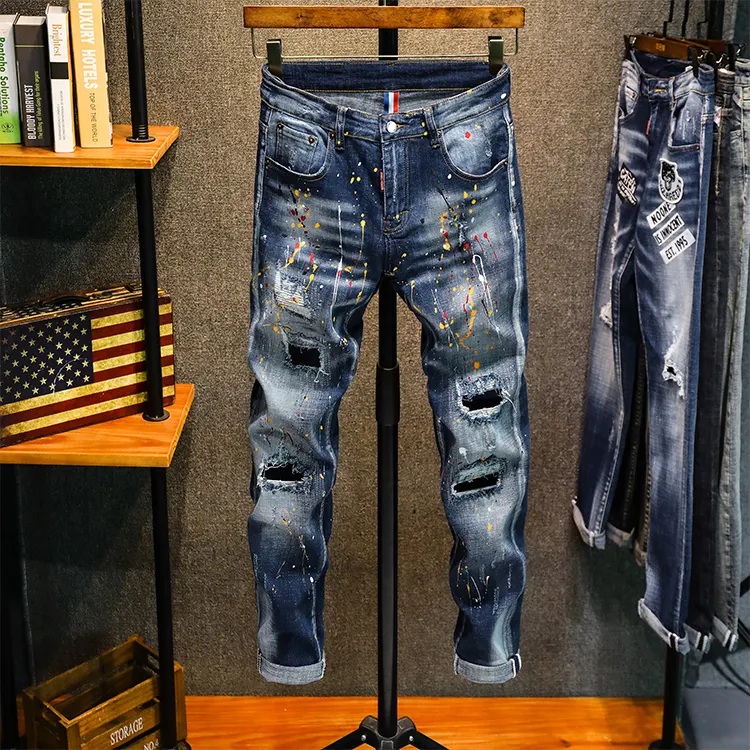 Vendita calda nuovi uomini per il tempo libero Biker Jeans Wild ricamo stampa Badge pantaloni Spray vernice foro pantaloni Slim Fit