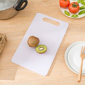Tabla de Cortar de Plástico Resistente con Logotipo Personalizado, Tabla de Cortar Vegetales de Grado Alimenticio con Orificio para Colgar, Utensilios de Cocina Coloridos - Product Image 2