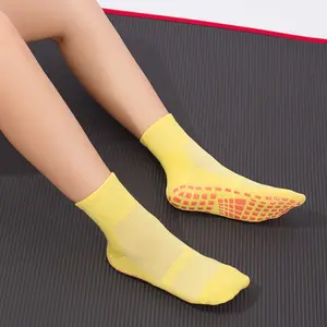 Trambolin parkı spor kavrama ayak sarı çorap Anti kayma silikon jel Yoga atlama sevimli fabrika özel çocuk ve yetişkinler