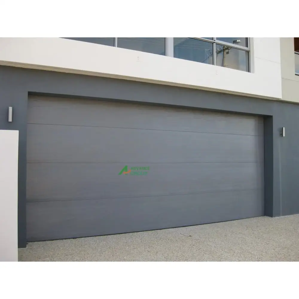Puerta de garaje seccional con control remoto eléctrico, elegante y modesto, con ventanas
