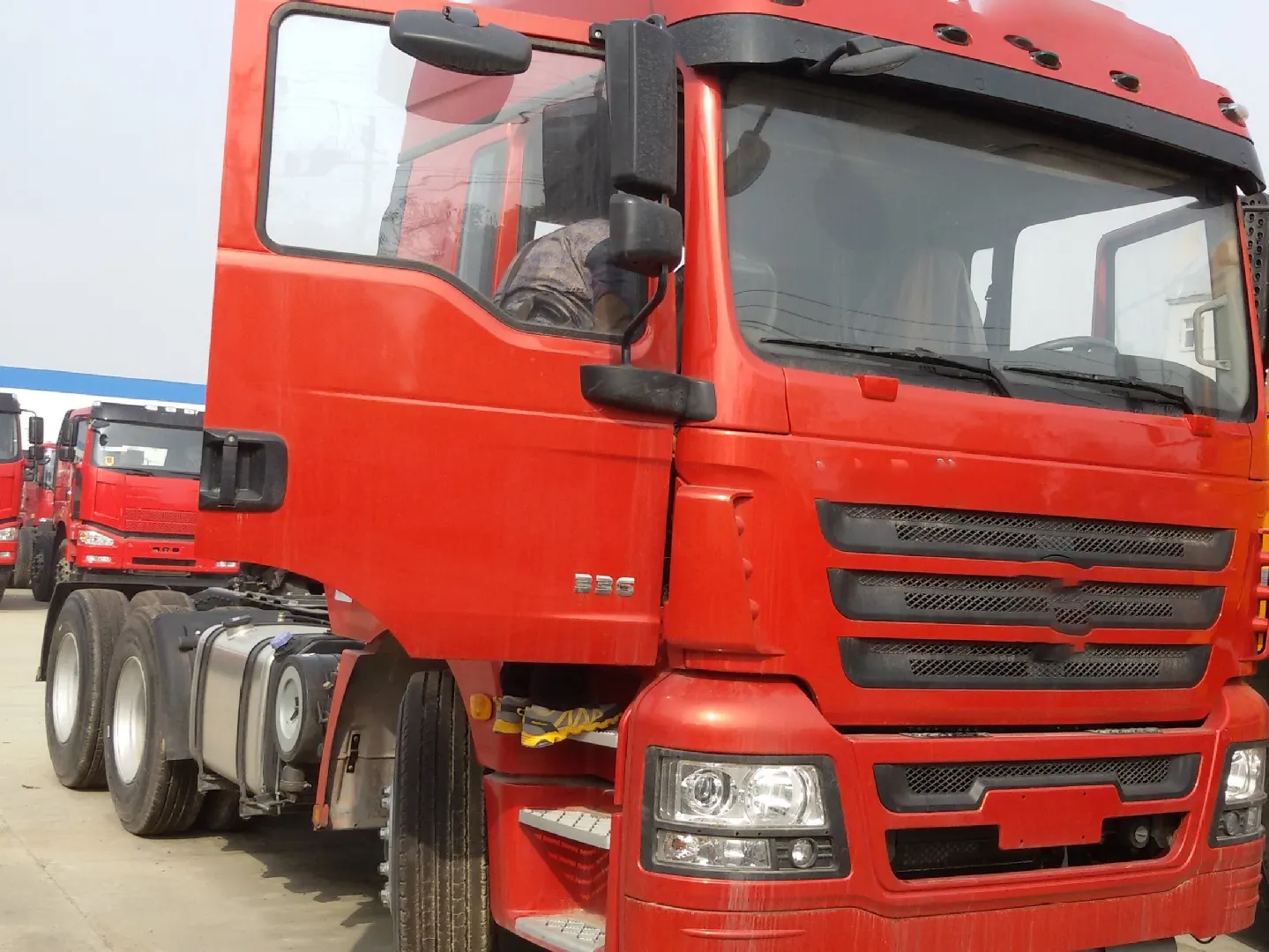 Camion d'occasion Tête de camion F3000 Shacman 6*4 Conduite à gauche Tracteur Remorque Camions Dépôt Expédition