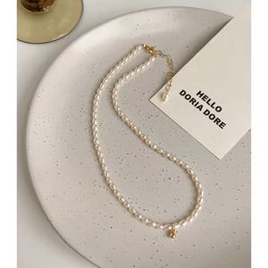 Collar de Mujer Wenchi Golden Bean, Perla Natural de Agua Dulce, Estilo Joven con Cuentas Pequeñas, Cadena Clavícula Francesa, Personalizable - Product Image 1