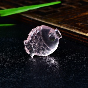 Pendentif poisson quartz rose naturel de style Feng Shui et accessoire de collier de bracelet sculpté en pierre brute pour l'abondance chaque année - Product Image 2