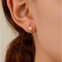 SPJ Trendige 925 Sterling Silber Ohrringe Mini Vierblättriges Kleeblatt Huggie Hoop Ohrringe Winziger Knorpel-Piercing Schmuck
