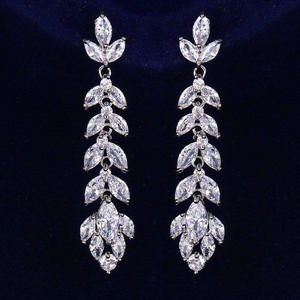 Boucles d'oreilles pendantes en or blanc E2231, motif floral en cristal taille marquise et strass, sertissage griffe, bijoux de mode pour femme, idéales pour mariage - Product Image 3