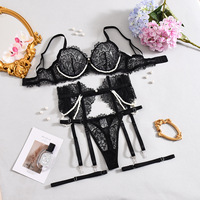 Set Lingerie Romantis Yicheng Eyelash Lace Trim Intricate Lace Bra Set dengan Garter Pengencang
