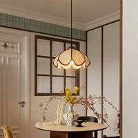 LED-Kronleuchter mit Cremefarbenem Blütenblatt-Kuppelschirm, Gewelltem Rand, Schokoladenbraunem Besatz und Holzkappe - Gemütliche Vintage-Lampe für Esszimmer und Wohnzimmer