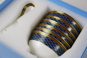 Ensemble de bols et cuillères en porcelaine bleue et rouge de luxe européens, personnalisables, lavables, durables et élégants pour les fêtes - Product Image 2