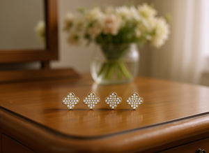 Orecchini a perno placcati oro a forma di fiore con strass di cristallo per donna, gioielli alla moda in stile francese, design in lega con micro inserti - Product Image 2