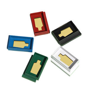 Boîte cadeau rectangulaire de luxe personnalisée rouge et verte en carton rigide étanche avec logo doré en relief, fermeture magnétique et insert en éponge pour - Product Image 6