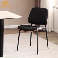 Chaise de salle à manger contemporaine rembourrée en cuir PU noir avec pieds en fer pour café, appartement, salon - Vente en gros