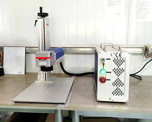 Petite machine de marquage laser à fibre portable de haute qualité 20W 30W 50W pour la gravure et le marquage de numéros, lettres et logos - Product Image 1