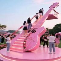 Escalier en spirale moderne et créatif en métal sculpté, grande sculpture en acier inoxydable en forme de violon, échelle nuageuse pour installations de loisirs