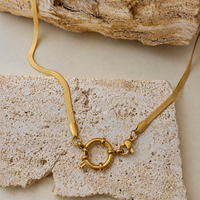 Collier chaîne chevrons doré avec fermoir circulaire, bijou minimaliste tendance pour femme, accessoire de mode quotidien