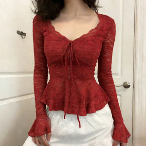 T-shirt en dentelle rouge pour femme, style Pure Desire, à taille cintrée, avec ourlet à volants et manches longues évasées, idéal comme couche de base - Product Image 1