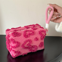 Nouvelle Arrivée Sac de Voyage en Polyester pour Filles, Trousse de Maquillage et Soins en Peluche Tendance avec Fermeture Éclair et Mignonne Sangle de Poignet
