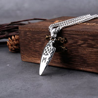 Perhiasan Punk Liontin Tombak Viking Pria yang Dapat Dipersonalisasi, Baja Anti Karat 316L PVD, Simbol Pelindung Huruf, Kalung Tombak Segitiga