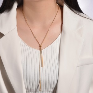 Collana a Y Semplice e Trendy in Acciaio Inossidabile Placcato Oro, Regolabile, con Ciondolo a Triangolo e Nappe Personalizzate - Product Image 1